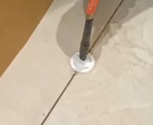 南安瓷砖空鼓维修公司专业解答瓷砖在铺贴过程中，如果没有涂抹均匀到位的粘结材料（如水泥砂浆或瓷砖胶），可能会导致以下问题